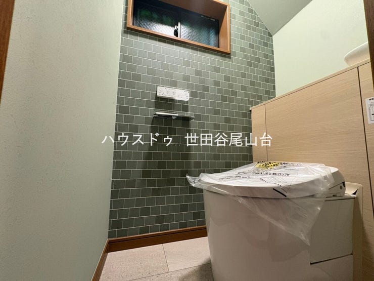 デザイン性の高いアクセントクロスを採用したトイレ空間。窓付きのため換気もしやすく、清潔感を保ちやすい仕様です。