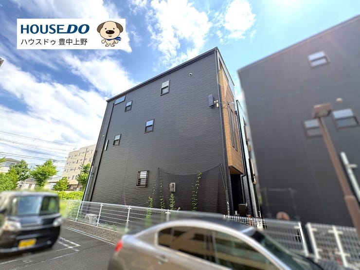 スタイリッシュなダークトーンの外観のお住まい。当物件は旗竿地となりますが、道路から建物まで距離があるため、室内が外から見えにくく、安心してお住まいいただけます♪お車も2台駐車可能です!