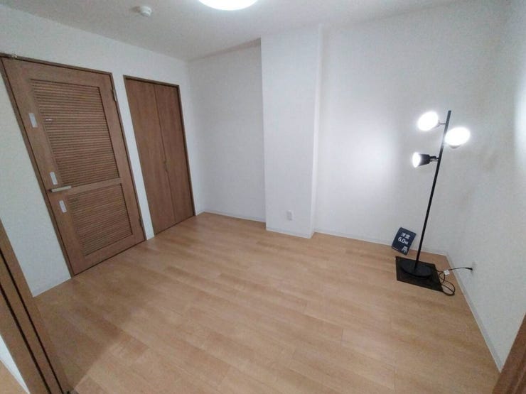 《洋室2》
リビングと隣接するお部屋です。引き戸を開けるとリビングの延長のような使い方も◎ブラウンの建具が落ち着いた雰囲気です。