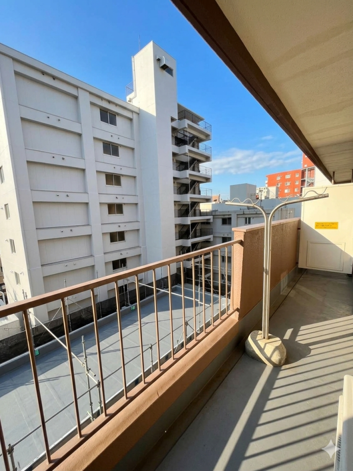 《バルコニー》
南東向き・横に広くなったバルコニーになります。
日当たりも望めるのでお部屋の中も明るくなります!