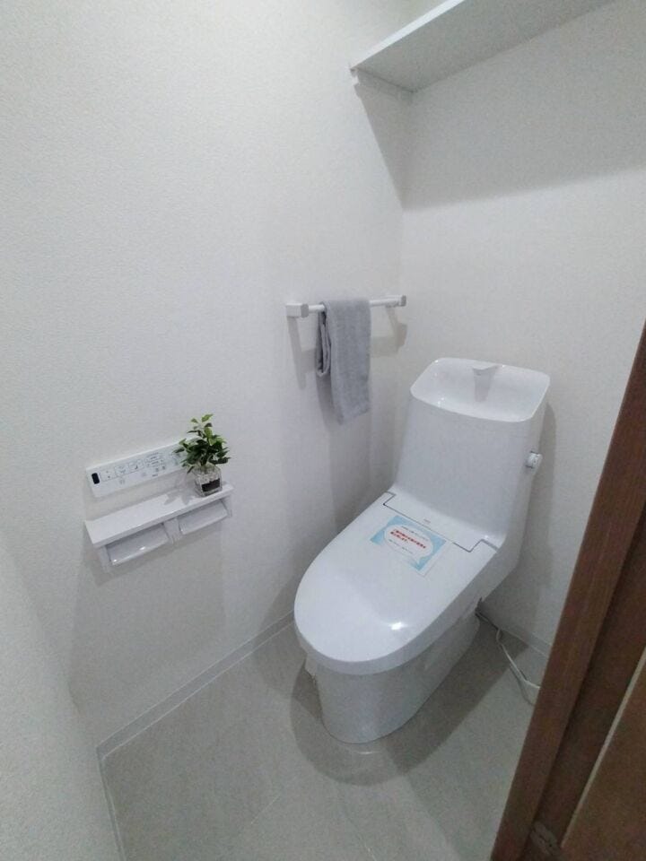 《トイレ》
ウォシュレット付きトイレです。
上部収納あり!ストック品や掃除用品の収納に♪
白を基調としたシンプルで清潔感のある空間です。