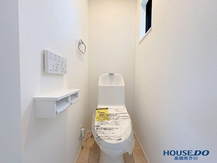 トイレはTOTOウオシュレット一体型手洗い付きタンクで節水仕様
フチなし形状でお手入れも楽々です
