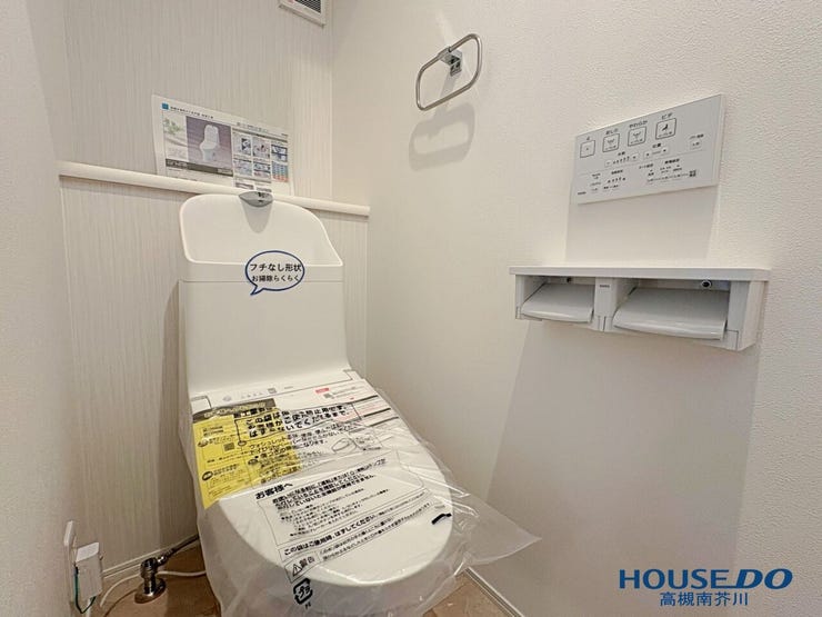 トイレはTOTOウオシュレット一体型手洗い付きタンクで節水仕様
フチなし形状でお手入れも楽々です
窓がついておりますが、ガレージに向かっているのでプライバシーも安心です
