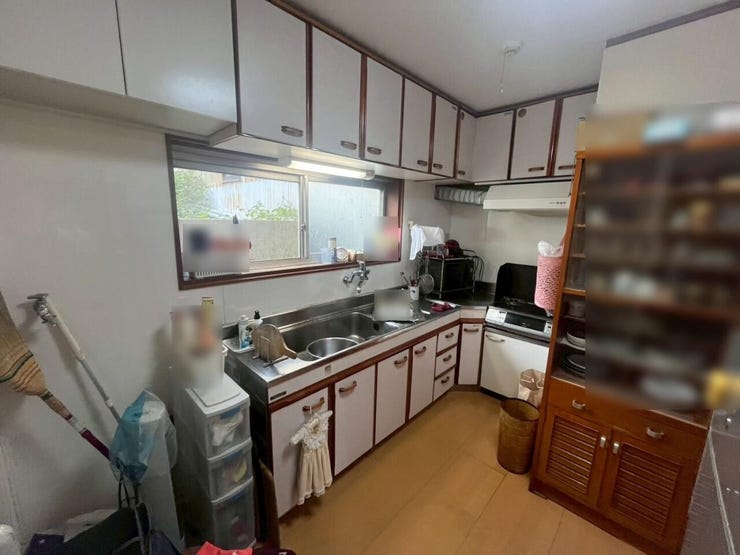 自然光が入る窓のある明るいキッチン♪