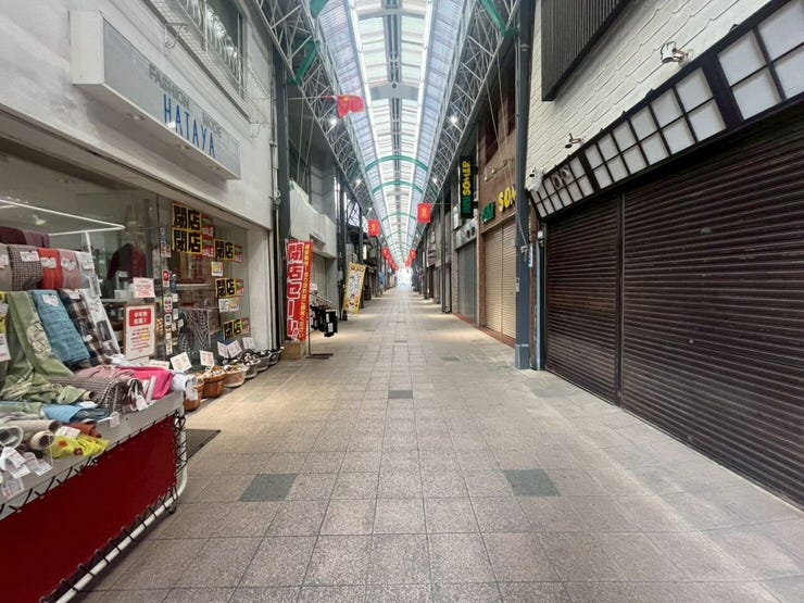 前面道路。
商店街のアーケードになっていて、雨の心配はありません!