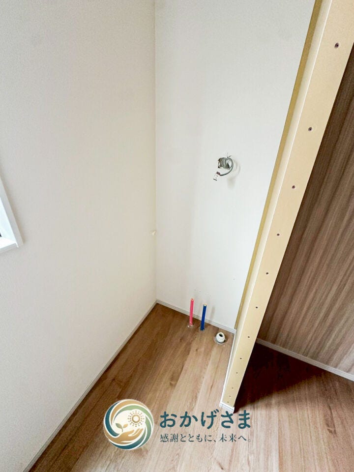 【洗面室】
洗濯機置き場には専用の配管をすっきりと配置。防水パンのないシンプルな造りで掃除もしやすい設計です。