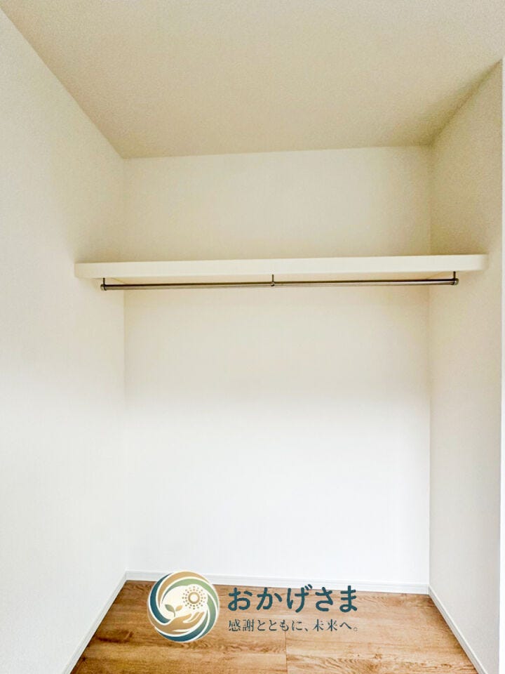 【クローゼット】
枕棚とハンガーパイプが設置されたクローゼット。衣類から季節ものの荷物まで、効率よく整理整頓が可能です。
