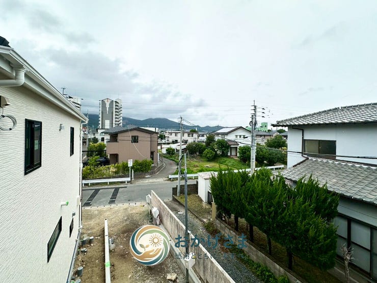 【眺望】
バルコニーから広がる開放的な街並みの景色。周囲に高い建物が少なく、心地よい風と光を感じられます。