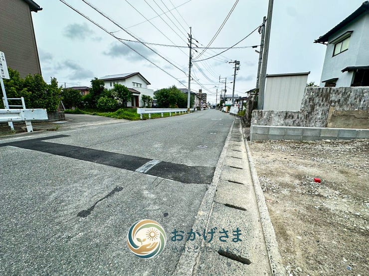 【前面道路】
十分な道幅が確保された前面道路。車のすれ違いや出し入れもスムーズに行える、平坦で運転しやすい環境です。