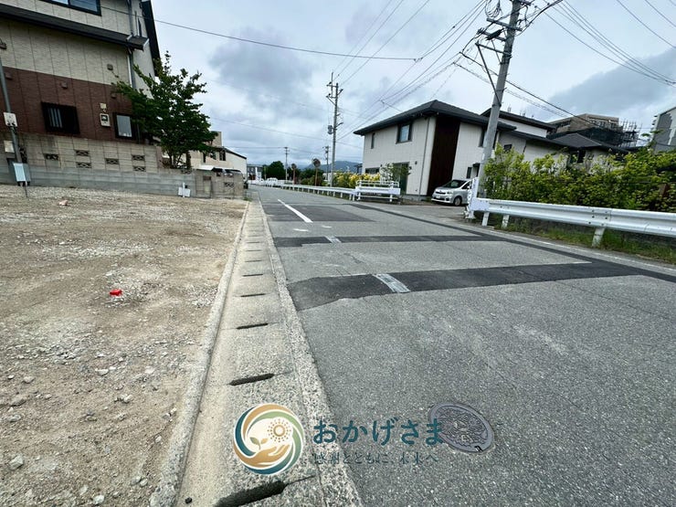 【前面道路】
見通しが良く、落ち着いた雰囲気の前面道路。周辺は閑静な住宅街で、小さなお子様がいるご家庭も安心です。
