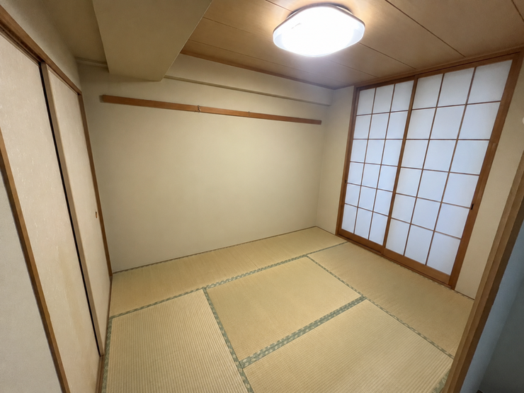 収納も充実し、客間や子どもの遊び場など多用途に使える柔らかな空間です。
※AIによる空室修正をしております。
