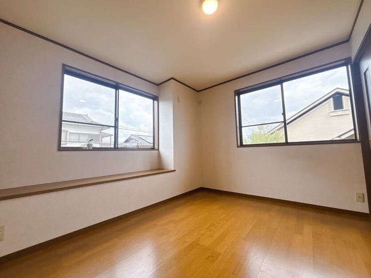 窓から風を感じられる快適なお部屋です。