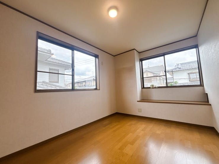 大きな窓から朝日が差し込み、目覚めのよい1日が迎えられそうです◎
