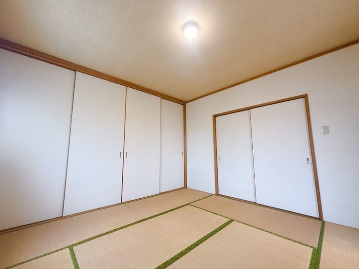 足をのばしてくつろげる明るい和室です。