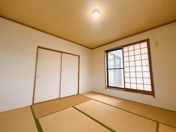 押入れがあり、布団などもたくさん収納できます◎