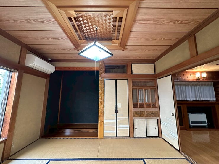 木の温もりを感じる落ち着いた和室空間。リビングとつながることで、くつろぎと開放感を演出します。