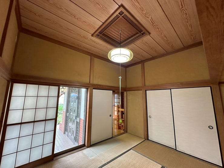 玄関入ってすぐ右手には約6畳の和室♪急な来客時にも生活空間を見せずにそのままご案内できる、使い勝手の良い間取りです!