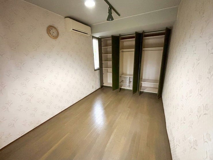 7帖の主寝室。
大容量のクローゼット付きでご夫婦共有でお使いいただけます!