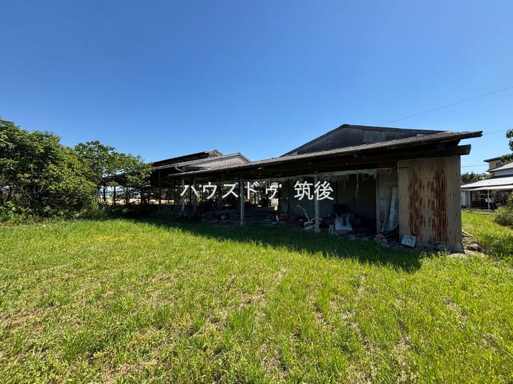 牛舎跡・倉庫跡を含む現況です。