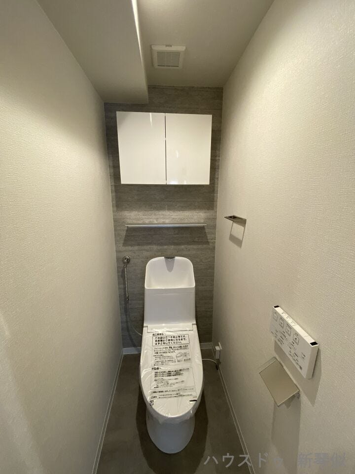 吊戸収納付ですっきりトイレ