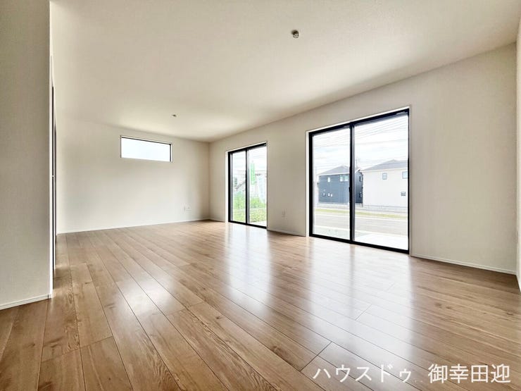 ■安らぎと笑顔の中心地■陽光が優しく降り注ぎ、会話が自然と弾む。ここでは、毎日が特別な時間へと変わります。