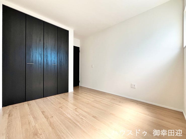 ■2階5.2帖洋室①■寝室、書斎、趣味の部屋。家族の成長やライフスタイルに合わせ、様々な使い方ができる快適な空間です。