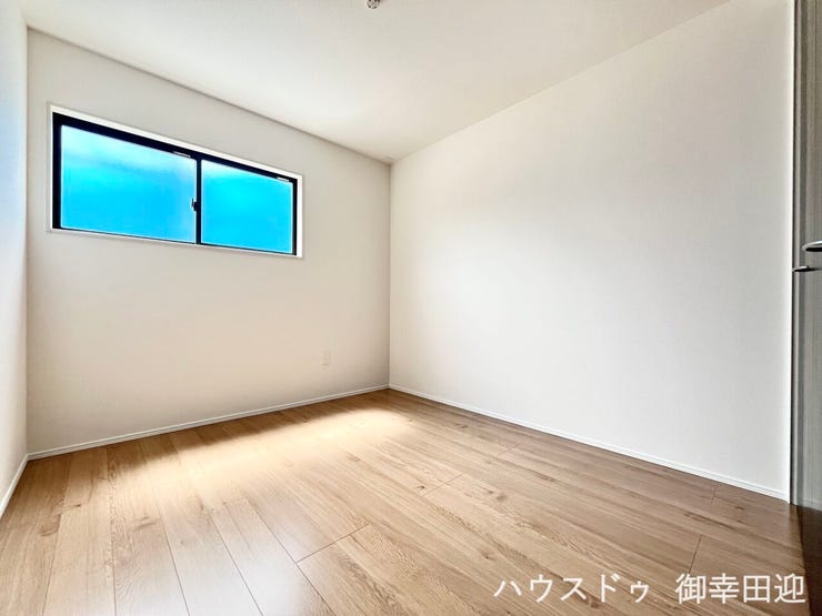 ■2階5.2帖洋室①■寝室、書斎、趣味の部屋。家族の成長やライフスタイルに合わせ、様々な使い方ができる快適な空間です。