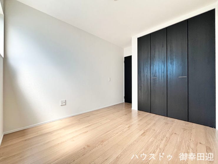 ■2階5.2帖洋室②■寝室、書斎、趣味の部屋。家族の成長やライフスタイルに合わせ、様々な使い方ができる快適な空間です。