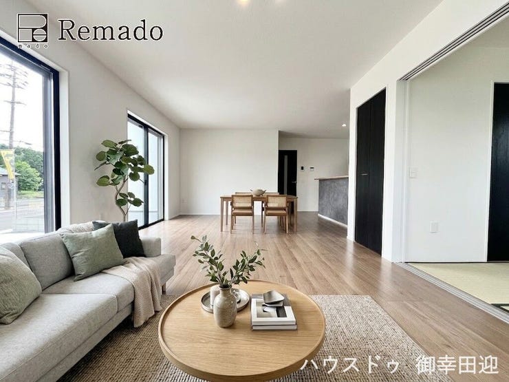 ■家族の笑顔が集う中心地■お気に入りの家具を迎え、窓からは心地の良い光が差し込みます。※CGで家具を配置しています。