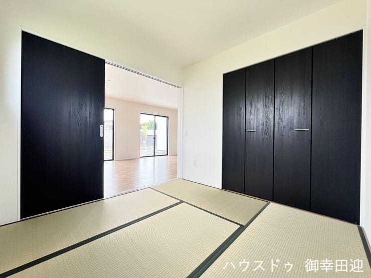 ■1階4.5帖和室■ゲストをもてなし、昼寝や家事にも使える、畳のぬくもりが心地よい多目的万能スペース。