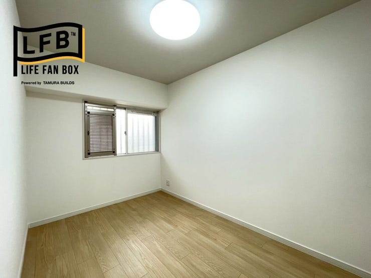 玄関から入って左側にある洋室です♪こちらも共用廊下から入る光が明るいお部屋♪