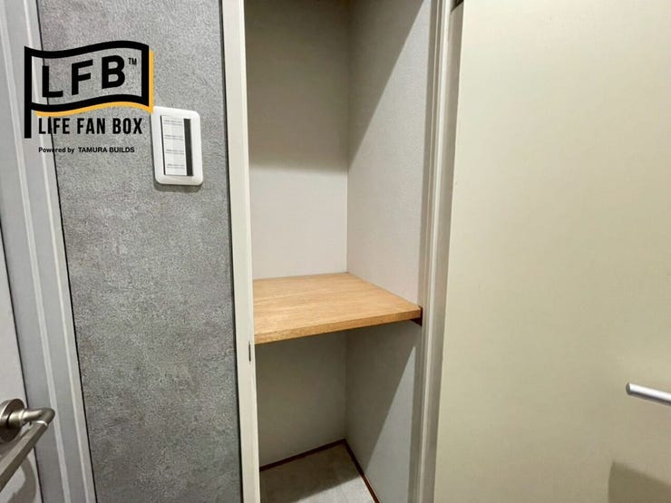 左側がリビングに繋がるドア、玄関からの廊下にある収納その②です♪右隣にトイレがあります♪収納沢山で嬉しいですね♪