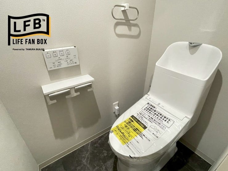 トイレももちろん新品交換済みです♪ウォシュレットで快適に♪ペーパーホルダーが2個あるので助かりますね♪