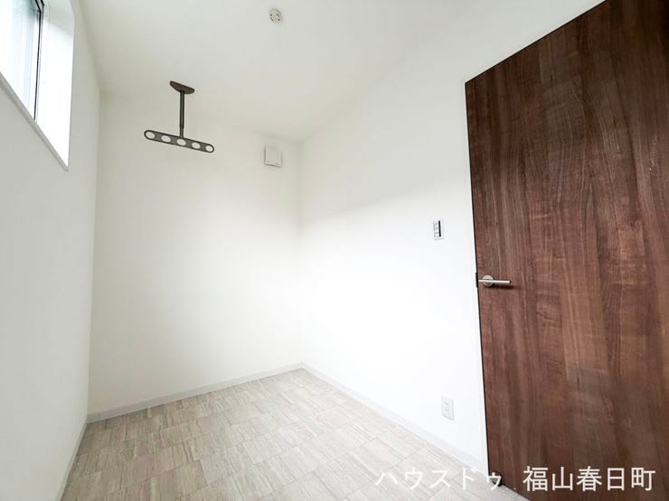 天候や時間を気にせず洗濯物を干せる便利なサンルーム付き。