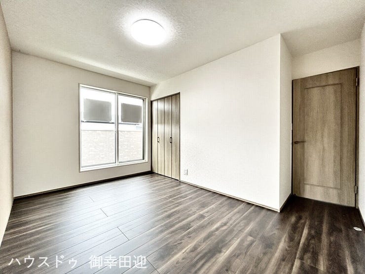 ■□■2階7.2帖洋室■□■
バルコニーに繋がる大きな窓からの採光で、お部屋全体が明るく開放感があります♪