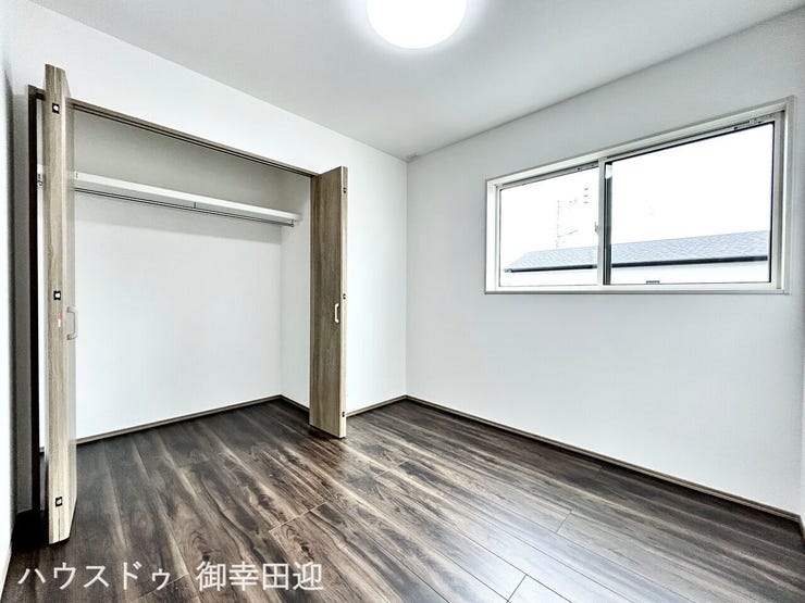 ■□■2階4.5帖洋室■□■
窓がついているので朝から柔らかな光で目覚めることができますね♪首脳スペースも◎