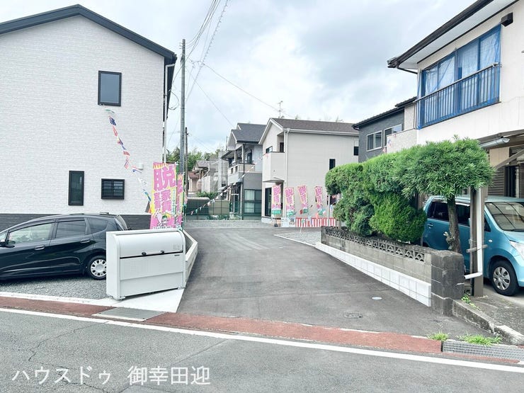 ■□■前面道路■□■
近くにごみ置き場もあるのですぐに持っていけますね!忙しい朝でもこの距離ならうれしいですね♪