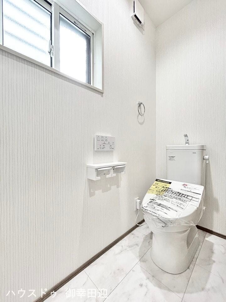 ■□■トイレ■□■
トイレは1・2階にあるので朝の混雑も解消♪温水洗浄便座付きで年中快適にご使用いただけます☆窓から光も入り、換気も簡単に行えます♪