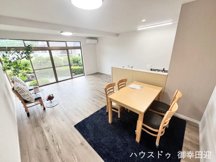 ■安らぎと笑顔の中心地■陽光が優しく降り注ぎ、会話が自然と弾む。ここでは、毎日が特別な時間へと変わります。