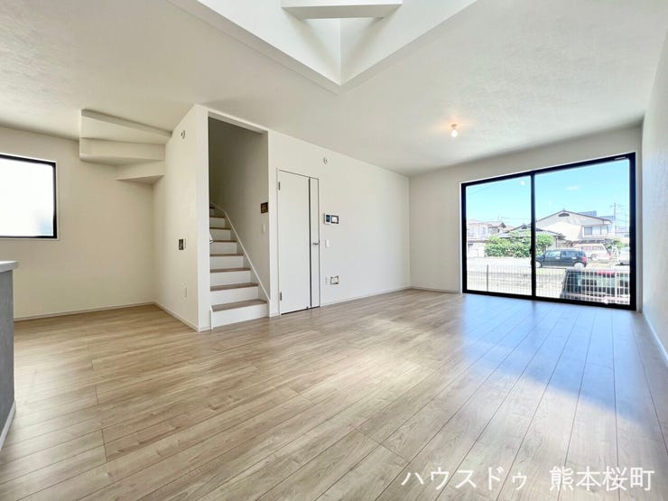 ■安らぎと笑顔の中心地■陽光が優しく降り注ぎ、会話が自然と弾む。ここでは、毎日が特別な時間へと変わります。