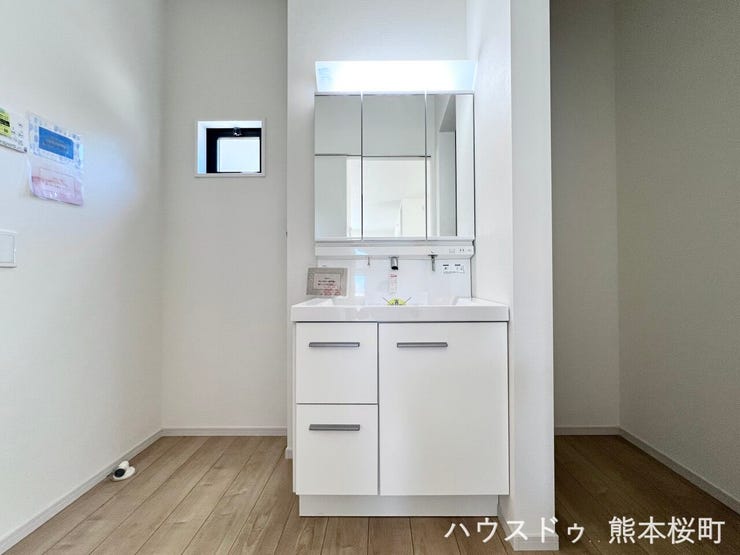 ■清々しいリフレッシュ空間■自分を磨き、気持ちを切り替える。心地よい光が差し込むプライベートスペース。