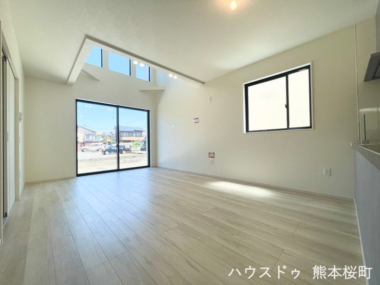 ■安らぎと笑顔の中心地■陽光が優しく降り注ぎ、会話が自然と弾む。ここでは、毎日が特別な時間へと変わります。