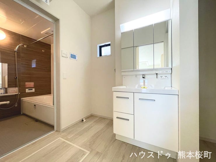 ■清々しいリフレッシュ空間■自分を磨き、気持ちを切り替える。心地よい光が差し込むプライベートスペース。