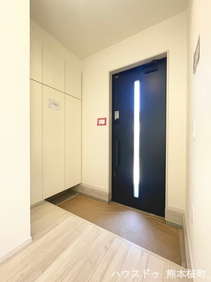 ■「ただいま」の安堵をくれる場所■訪れる人を迎え入れ、帰るたびにホッと一息つける、明るく機能的なエントランス。