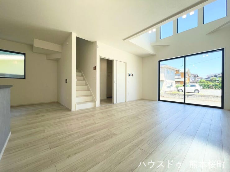 ■安らぎと笑顔の中心地■陽光が優しく降り注ぎ、会話が自然と弾む。ここでは、毎日が特別な時間へと変わります。