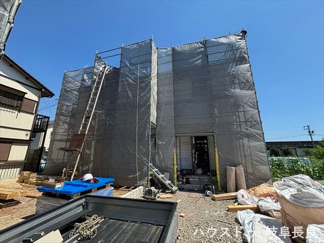 上棟を迎え、住まいの全体像が見えてきました。完成へ向けて工事が順調に進んでいます。