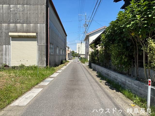 ≪北側東向き≫幅員約3mの前面道路です。セットバックが必要ですが、見通しも良くなるので、安全性も高くなります。