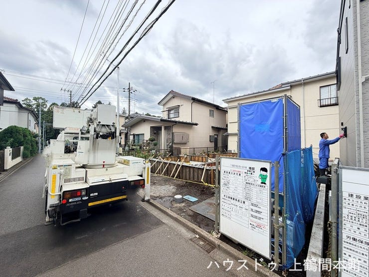 車通りが比較的落ち着いた前面道路で、穏やかな暮らしを演出。