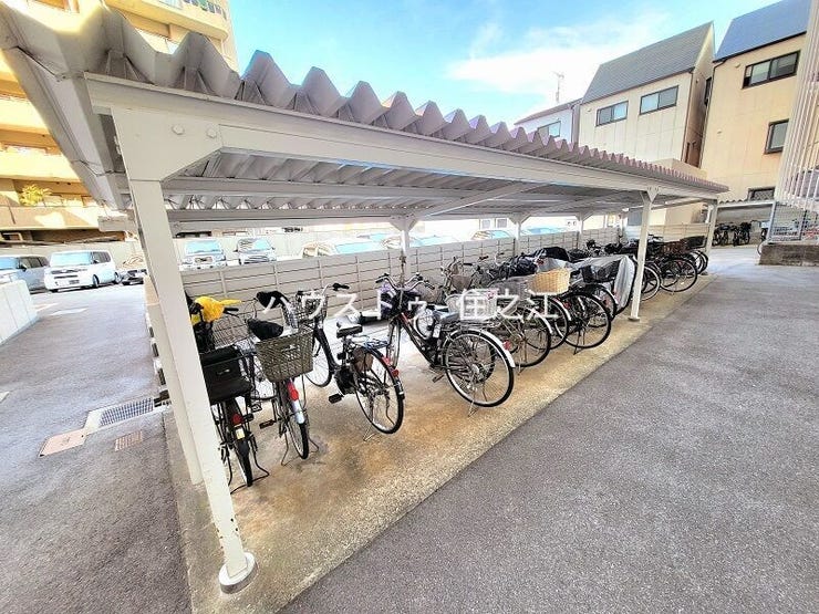★屋根付きの駐輪場ですので雨の日も安心。サドルが濡れる事も無いですね!