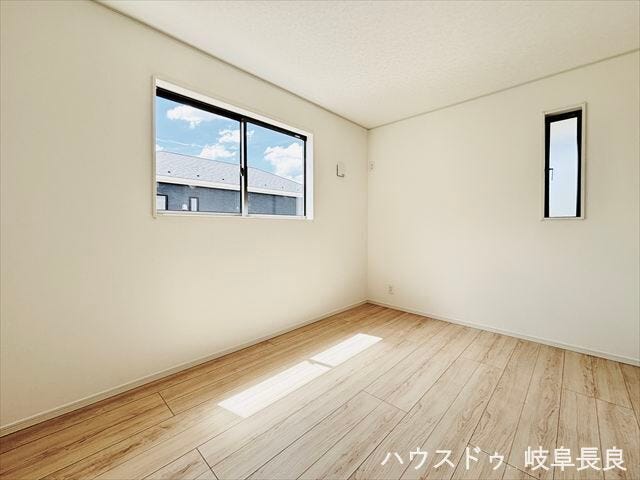 ≪6帖≫使い勝手の良い6帖の洋室は、お子さまのお部屋や寝室としてもおすすめの快適な住空間です。
